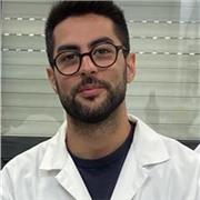 Ragazzo laureato in Biotecnologie e Biotecnologie Agrarie e Ambientali, impartisce lezioni di biologia a ragazzi del liceo